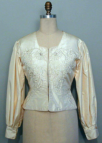 Modern View B photographed on a dress form.