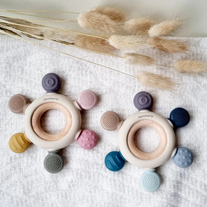 Rammelaartje - Dental Teether - Silicone - Multicoloured Blue - Lifestyle Cut 2