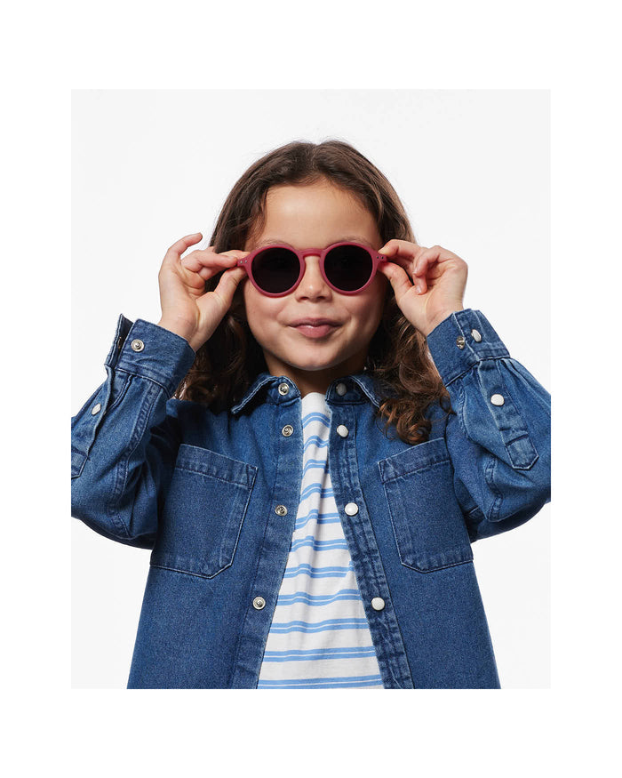 Izipizi - Sunglasses - 100% UV Protection - 5-7 Years - Cranberry - Lifestyle Cut 2